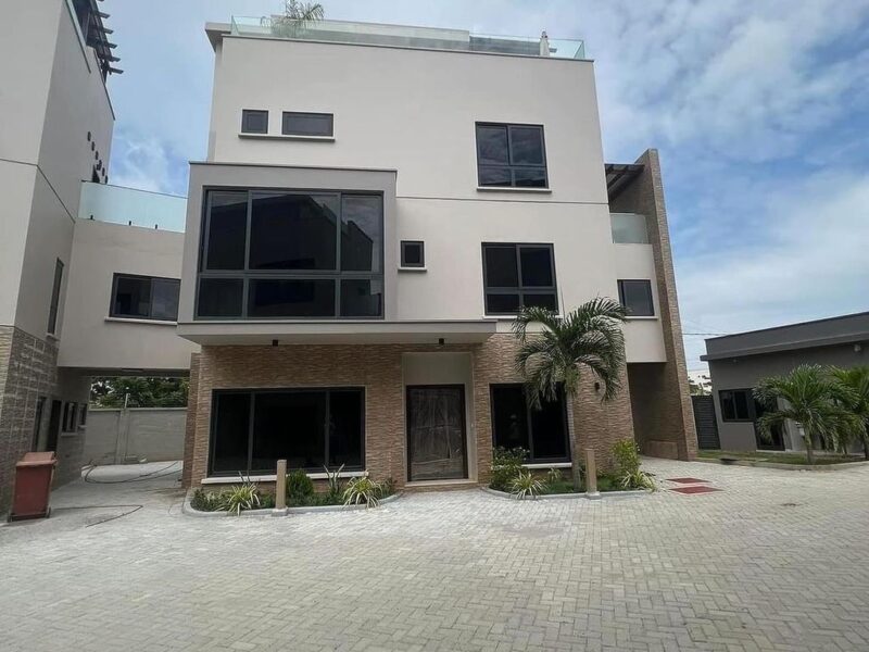 Executive 3 bedrooms Townhouse going for sale.