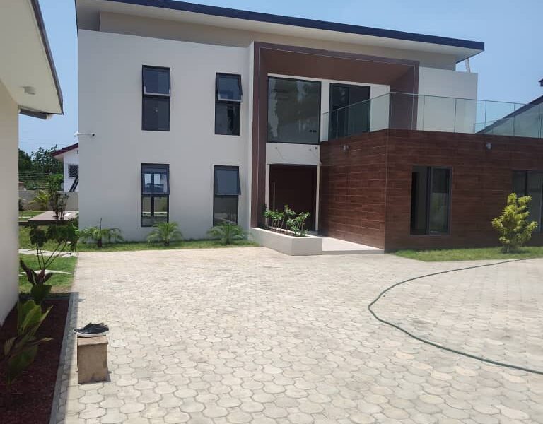 5 BEDROOM HOUSE WITH 2 BEDROOMS STAFF QUARTERS AND SWIMMING POOL FOR RENT AT LABONE