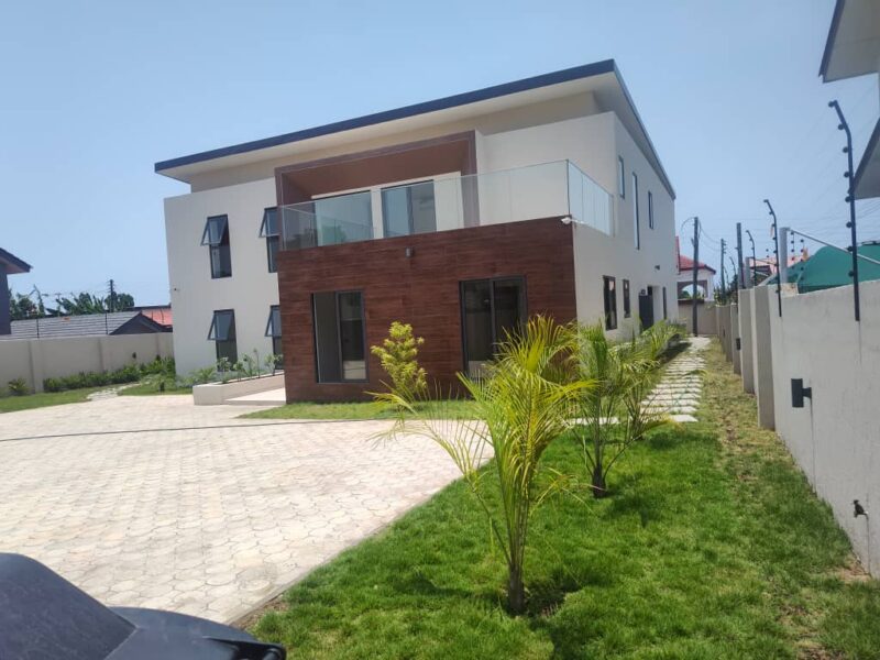 5 BEDROOM HOUSE WITH 2 BEDROOMS STAFF QUARTERS AND SWIMMING POOL FOR RENT AT LABONE