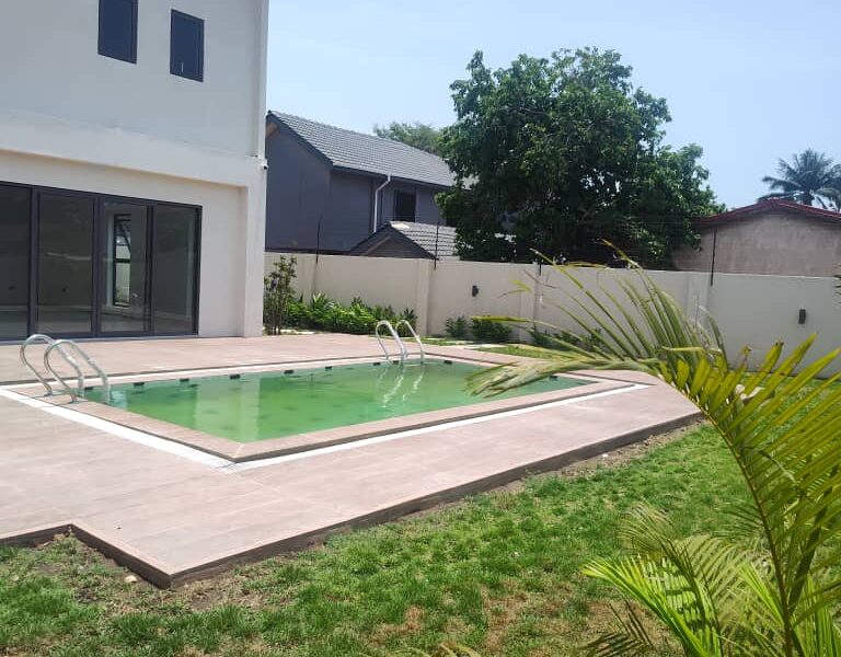 5 BEDROOM HOUSE WITH 2 BEDROOMS STAFF QUARTERS AND SWIMMING POOL FOR RENT AT LABONE