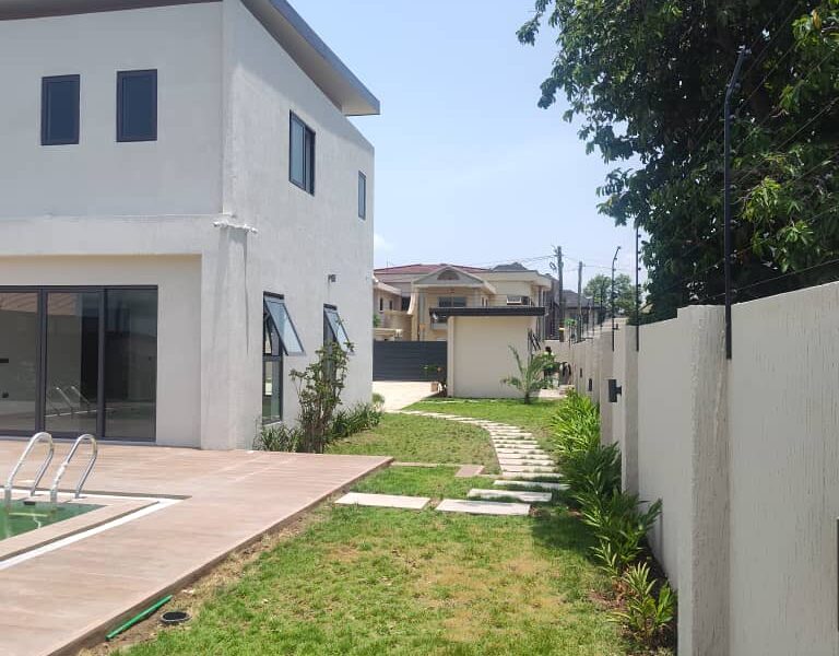 5 BEDROOM HOUSE WITH 2 BEDROOMS STAFF QUARTERS AND SWIMMING POOL FOR RENT AT LABONE