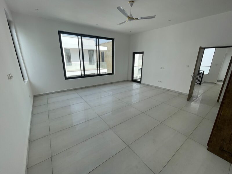 FOR SALE: LUXURIOUS NEWLY BUILT 4-BEDROOM MODERN HOUSE IN ADJIRINGANOR